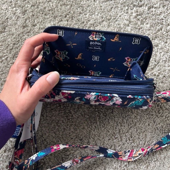 Vera Bradley x Harry potter RFID all in ine crossbody rare special hogwarts - Picture 4 of 6